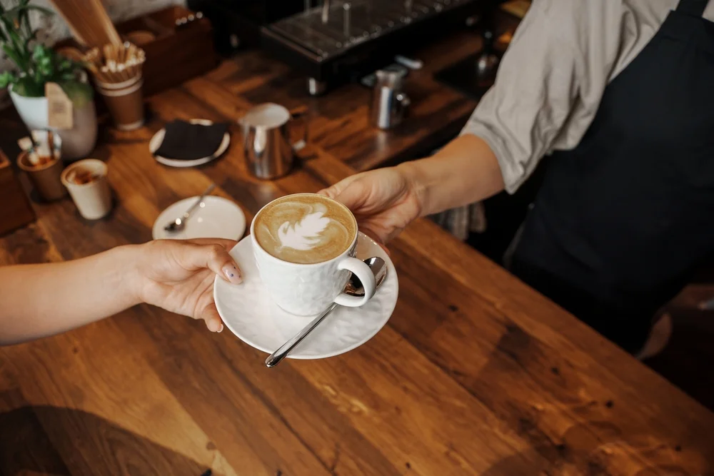 Cât costă să deschizi o cafenea în 2026: partea de echipamente și fiscalizare, explicată pe bugete